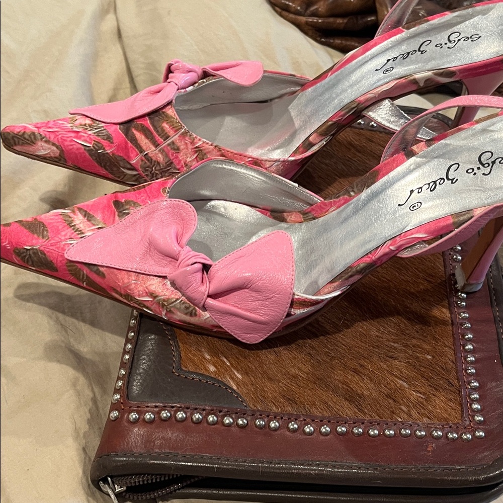Sergio Zelcer Vibrant Pink Heels with Bow - Picture 2 of 5